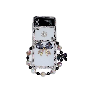 Coque Samsung Galaxy Z Flip 6 avec strass brillants, papillon et bracelet en perles élégant