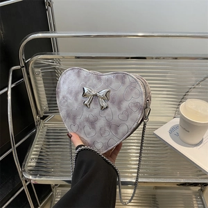 Modische lila herzförmige Umhängetasche mit silberner Schleife und langer Metallkette