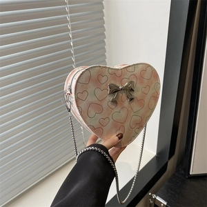 Modische herzförmige Umhängetasche mit rosa Herzprint und schicker Metallschleife