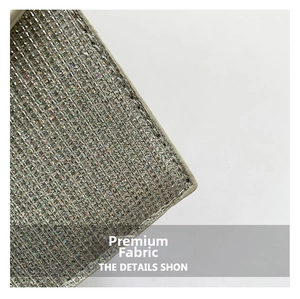 Dettaglio ravvicinato del tessuto a paillettes argentate per l'elegante borsa a tracolla