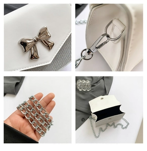 Dettagli di una mini borsa bianca con fiocco argento e inserti glitterati