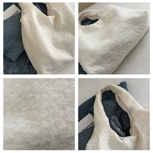 Detail of white pleated tote bag with 3D texture and soft lining for casual style