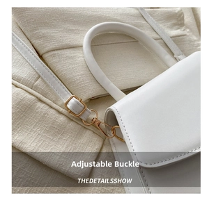 Détail de la boucle métallique réglable et de la bandoulière en cuir d'un sac blanc moderne