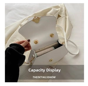 Vue détaillée de l'intérieur du sac blanc montrant la capacité pour téléphone et cosmétiques