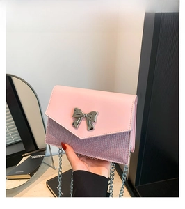 Dettaglio della borsa a tracolla rosa con fiocco argento e pannello glitterato