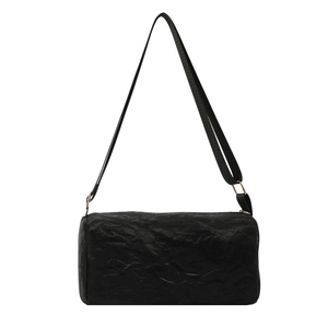 Sac cylindrique noir minimaliste avec texture froissée et bandoulière élégante chic