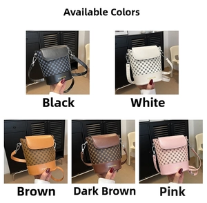 Collection de petits sacs seaux en plusieurs coloris avec détails à motif damier classique