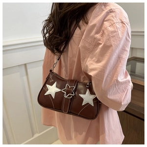 Détail du sac bandoulière marron rétro avec étoiles blanches et boucle métallique
