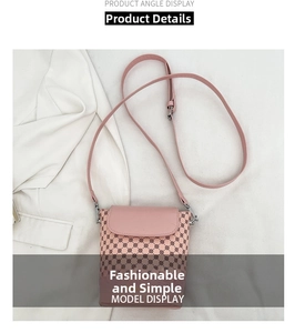 Détail du sac bandoulière rose avec imprimé géométrique et bandoulière en cuir