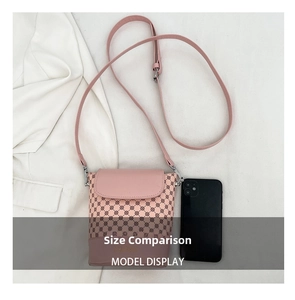 Petit sac seau rose à motifs floraux avec un smartphone illustrant sa taille compacte