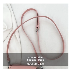 Détail de la bandoulière réglable en cuir rose avec boucle argentée et crochet en métal