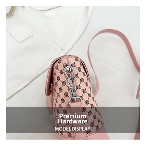 Détail du sac seau rose à fleurs avec crochet en métal argenté et bandoulière en cuir