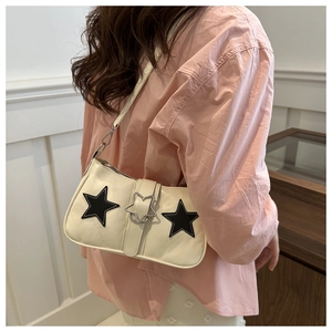 Sac bandoulière en cuir crème avec écussons étoiles noirs et boucle étoile argentée