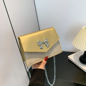 Borsa a tracolla oro champagne con paillettes, fiocco argento e catena in metallo chic