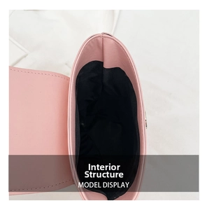 Vue intérieure du sac seau en cuir rose montrant le compartiment principal à doublure noire