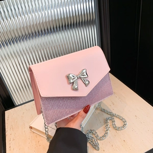 Borsa a tracolla rosa e viola con catena d'argento, fiocco e finitura glitterata