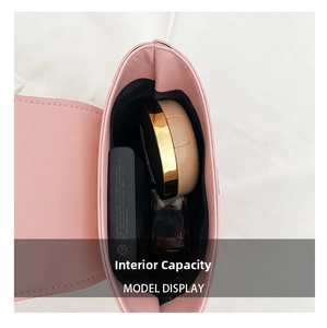 Vue intérieure du sac seau en cuir rose montrant la capacité pour cosmétiques et accessoires