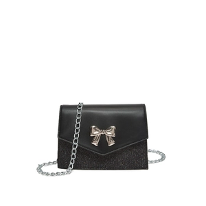 Borsa a tracolla chic nera con dettagli in paillettes e fiocco argento su sfondo bianco