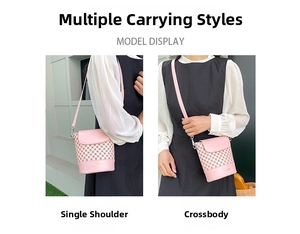 Sac seau à carreaux roses porté à l'épaule et en bandoulière avec sangle ajustable