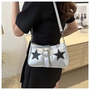 Sac à bandoulière argenté brillant avec écussons étoiles noires et boucle étoile sur modèle