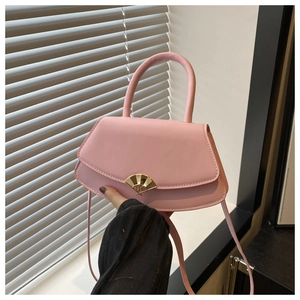 Détail du sac à main rose en forme d'éventail avec boucle dorée et similicuir lisse