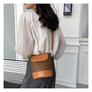 Vue détaillée du sac seau rétro avec bandoulière en cuir réglable au style vintage