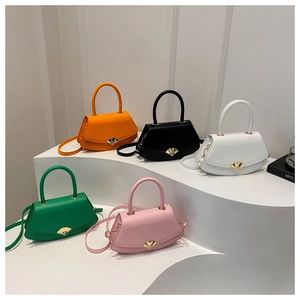 Sacs à main chic en forme d'éventail en cinq couleurs avec boucles dorées élégantes