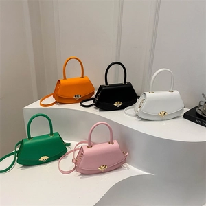 Sacs à bandoulière en cuir chic en cinq couleurs avec boucles dorées en éventail