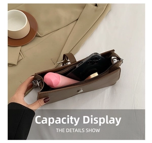 Détail de la capacité intérieure du sac en cuir marron avec smartphone et cosmétique