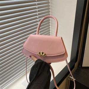 Sac bandoulière demi-lune rose avec fermoir doré en éventail et poignée élégante