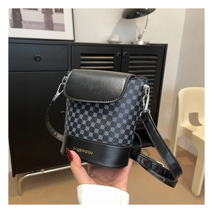 Vue détaillée du sac seau avec imprimé vintage et bandoulière noire réglable