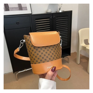 Détail du mini sac seau caramel avec imprimé rétro et fermeture à rabat magnétique
