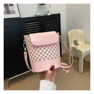 Détail d'un sac seau rose à motif rétro avec ferrures argentées et fermoir magnétique