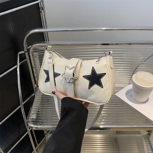 Sac sous le bras beige chic avec étoiles noires et boucle en métal pour femme