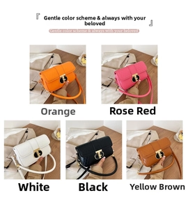 Gesteppte Ledertaschen in Orange, Rosé, Weiß, Schwarz und Braun auf Holzdisplay