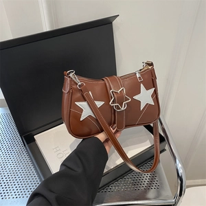 Sac sous le bras en cuir marron avec étoiles blanches et boucle argentée style rétro