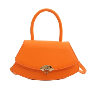 Sac bandoulière orange chic avec fermoir doré en éventail et poignée femme