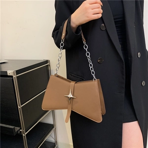 Sac marron en forme de nœud avec boucle en métal étoilée et bandoulière en chaîne
