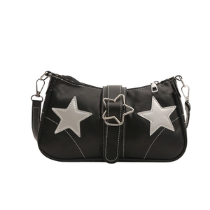 Sac sous le bras croissant noir avec étoiles argentées et boucle style Y2K