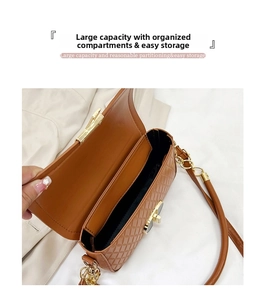 Detailansicht der braunen Stepptasche mit Innenfächern und goldenem Drehverschluss