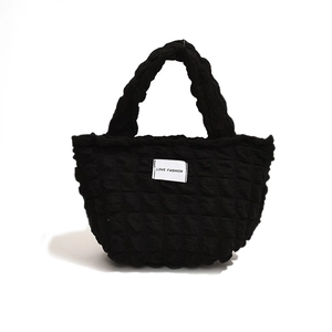 Sac à main noir avec texture à bulles et étiquette LOVE FASHION au design minimaliste