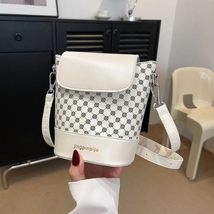 Sac seau blanc minimaliste avec imprimé floral noir et bandoulière en cuir blanc