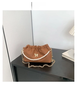Borsa a nuvola plissettata marrone con chiusura a farfalla dorata e manico di perle
