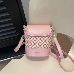 Sac seau rose élégant avec motif à pois noirs et lettrage doré sur le devant du sac
