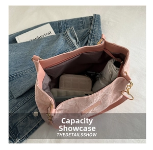 Vista interna che mostra la grande capacità di una borsa tote rosa con vari oggetti quotidiani