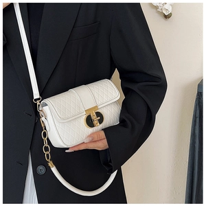 Detail der weißen Stepptasche mit goldfarbenem Drehverschluss und Kettenriemen