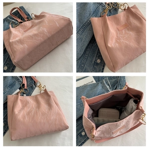 Viste dettagliate della borsa tote rosa marmorizzata con catena dorata e tasche