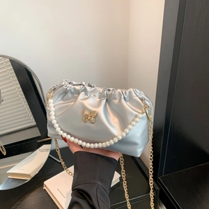 Borsa a nuvola plissettata argento con chiusura a farfalla dorata e tracolla di perle