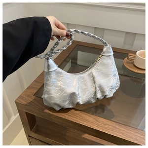 Détail du sac nuage plissé argenté avec texture métallisée et poignée tressée