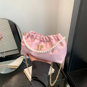 Elegante borsa a nuvola rosa con fibbia a farfalla e tracolla di perle raffinata